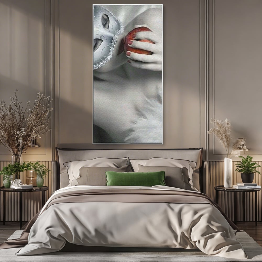 Tablou canvas cu tablou canvas cu masca si mar, in rama de aluminiu argintiu, pe perete intr-un dormitor